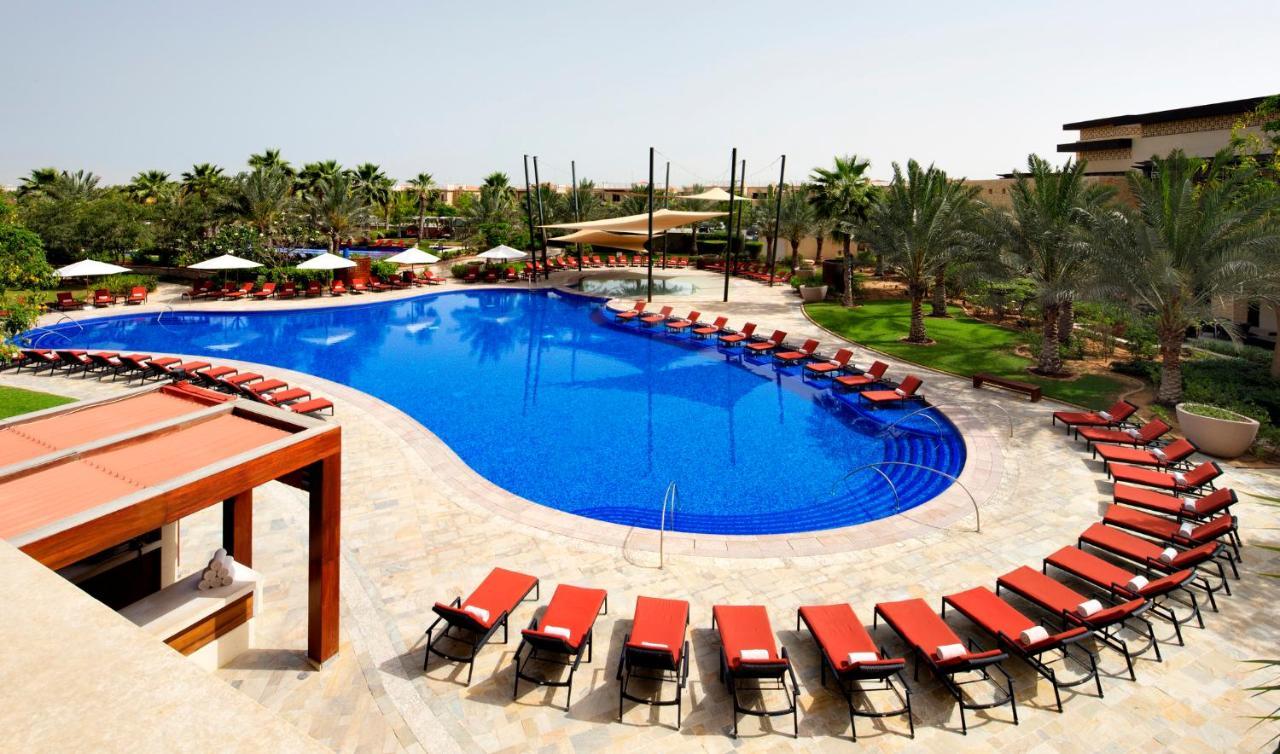 The Westin Abu Dhabi Golf Resort&Spa Exterior foto The swimming pool at the resort