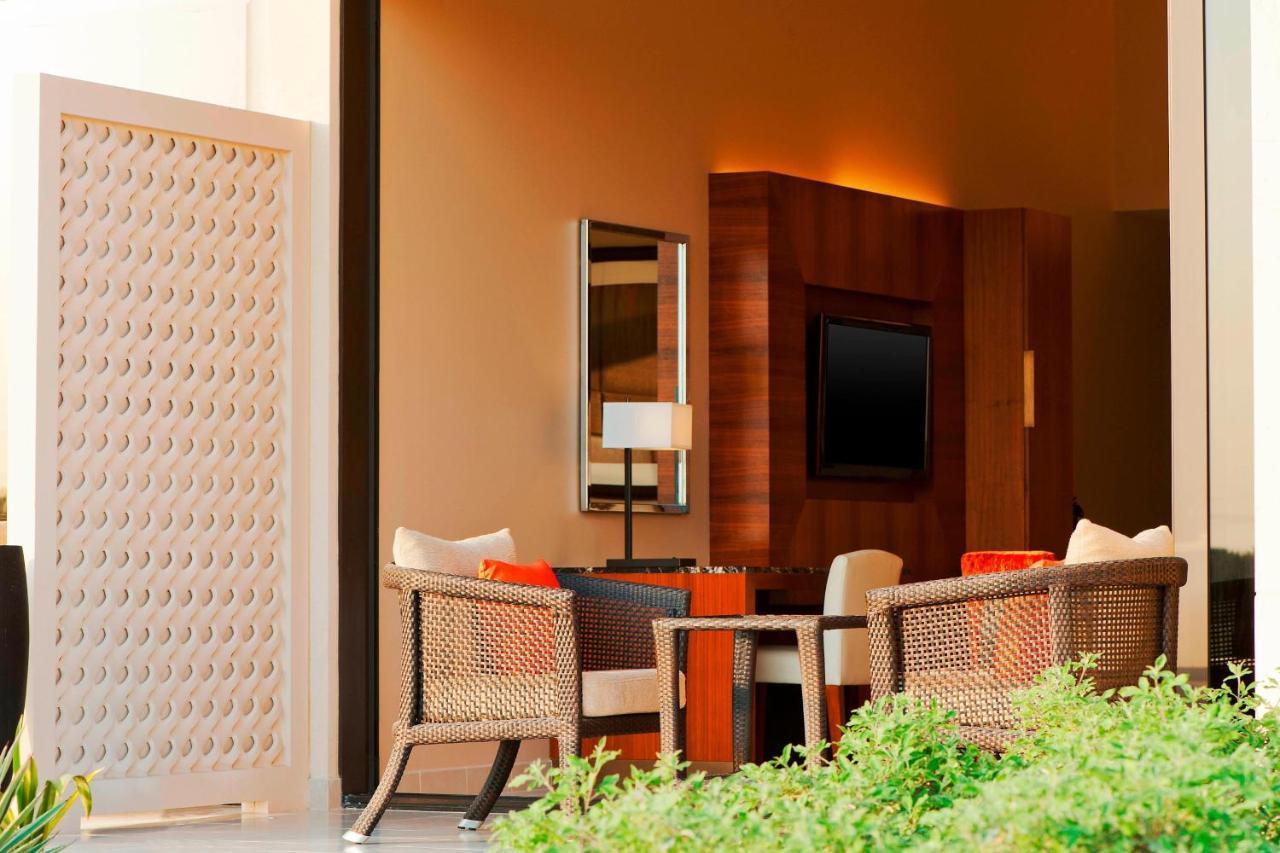 The Westin Abu Dhabi Golf Resort&Spa Exterior foto A room at the hotel